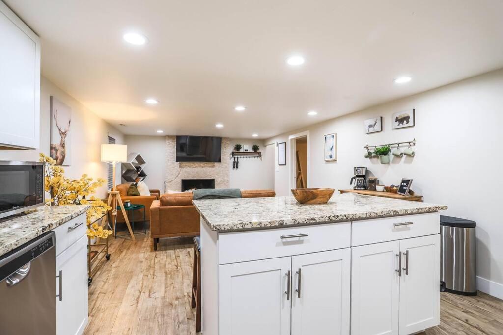 Large Gorgeous House * Patio W/ Outdoor Dining Apartment *