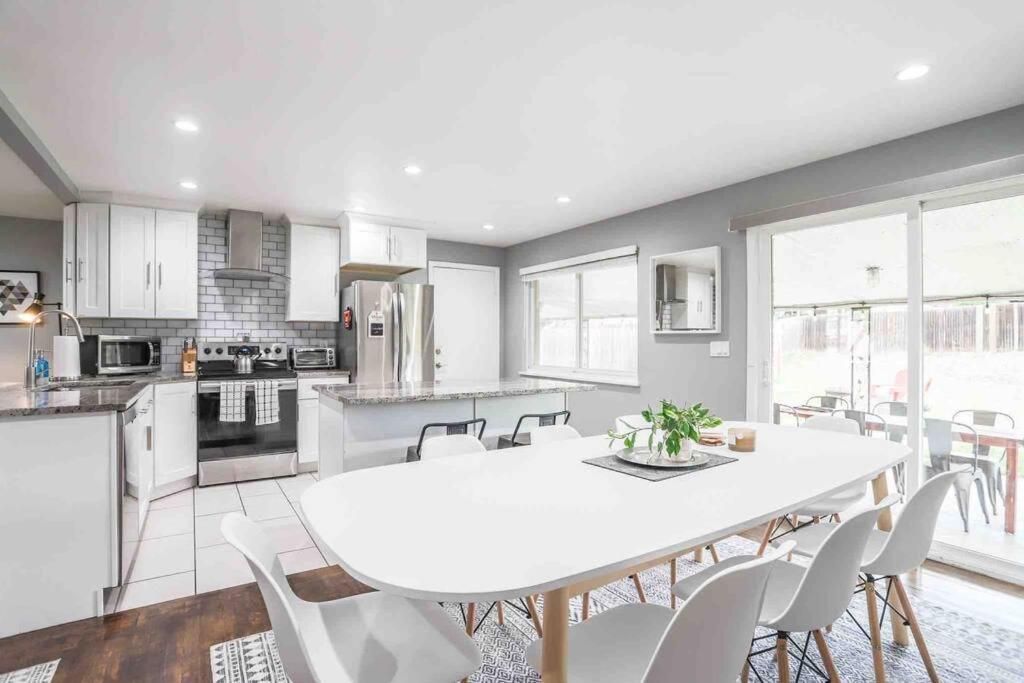 Large Gorgeous House * Patio W/ Outdoor Dining Apartment Denver