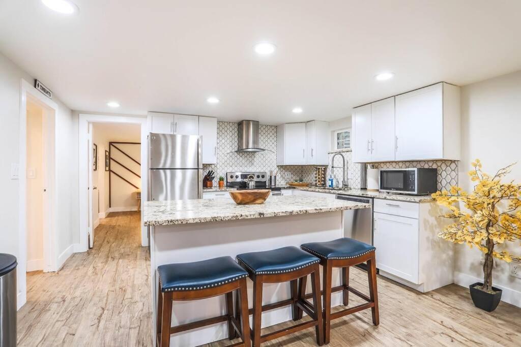Apartment Large Gorgeous House * Patio W/ Outdoor Dining *