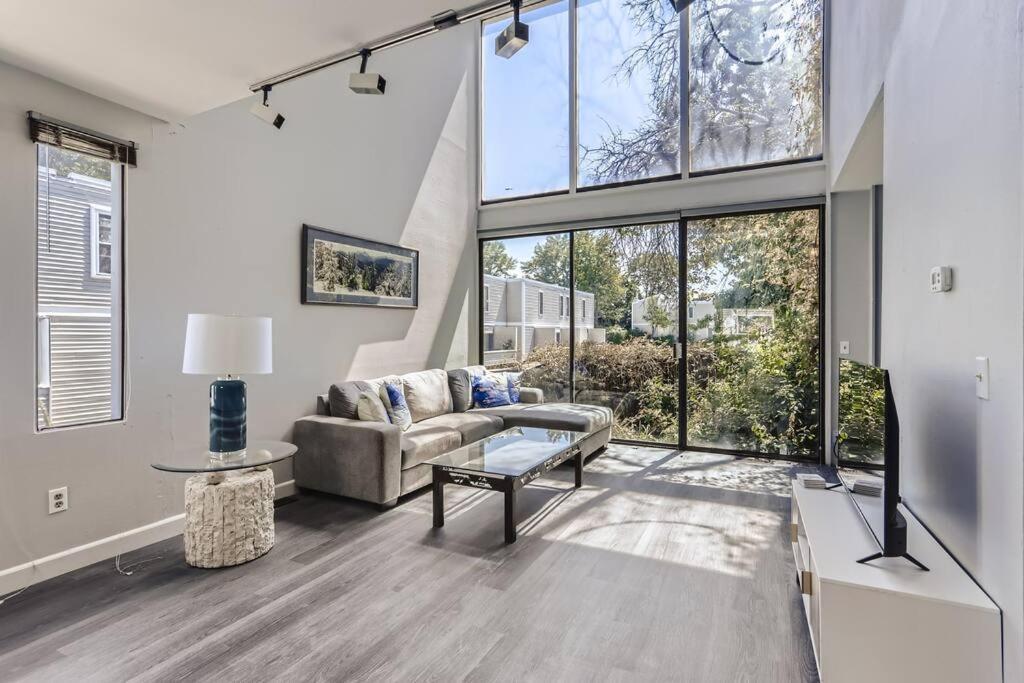 Sunny Suburban Getaway 4br 3ba W Pool Holiday home *