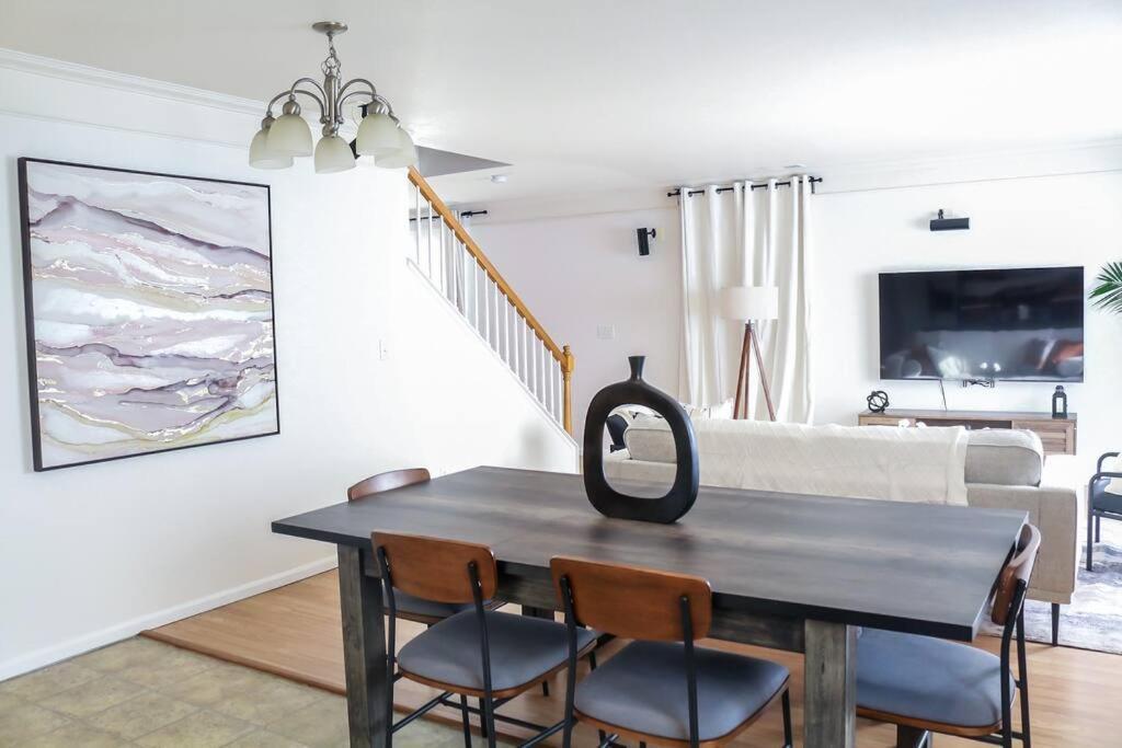Change Your Altitude In 3br Near Airport W/gameroom *