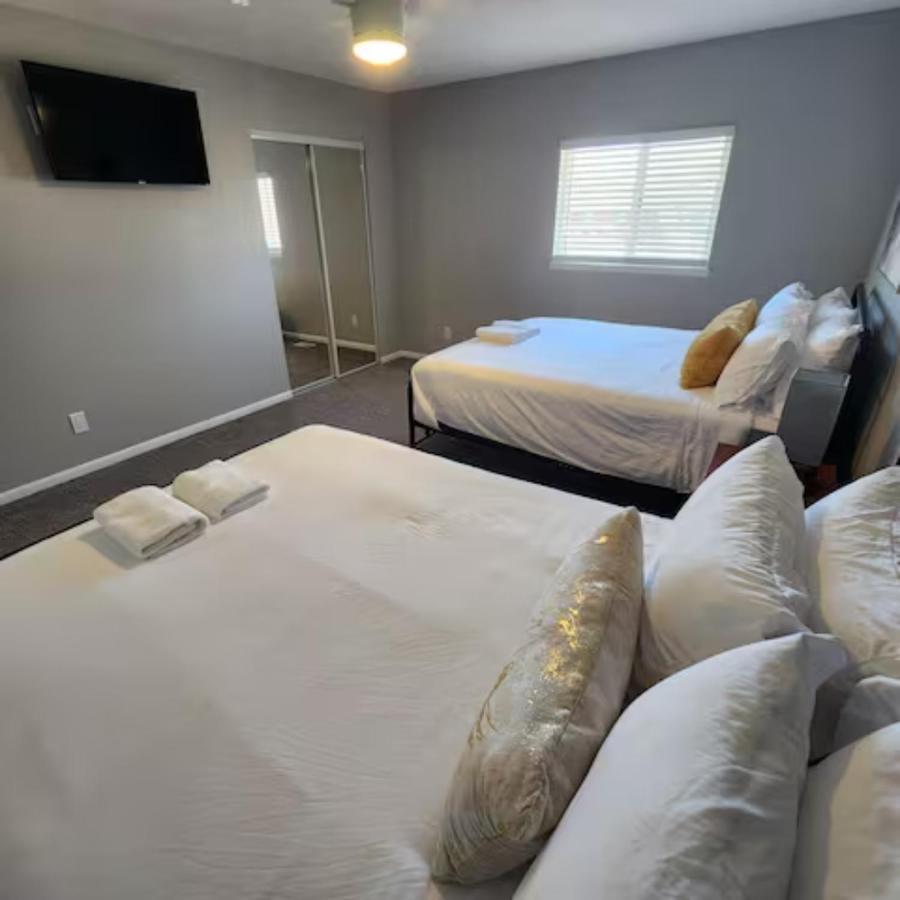 Holiday home New! Convenient Location! Sleeps 8 *