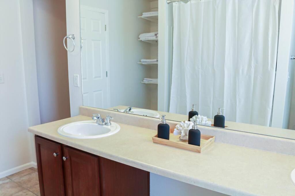 Change Your Altitude In 3br Near Airport W/gameroom