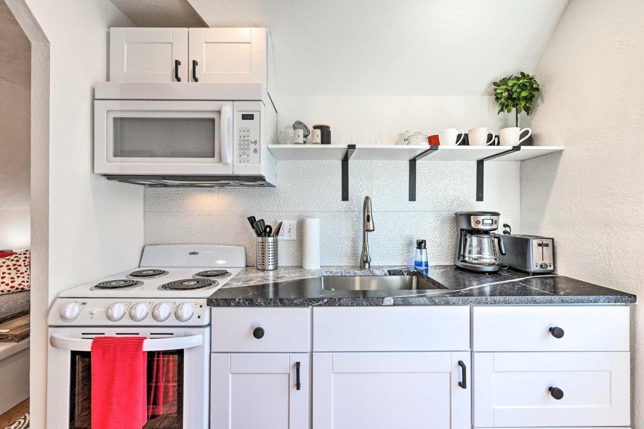 Chic About 2 Mi To Downtown! Apartment