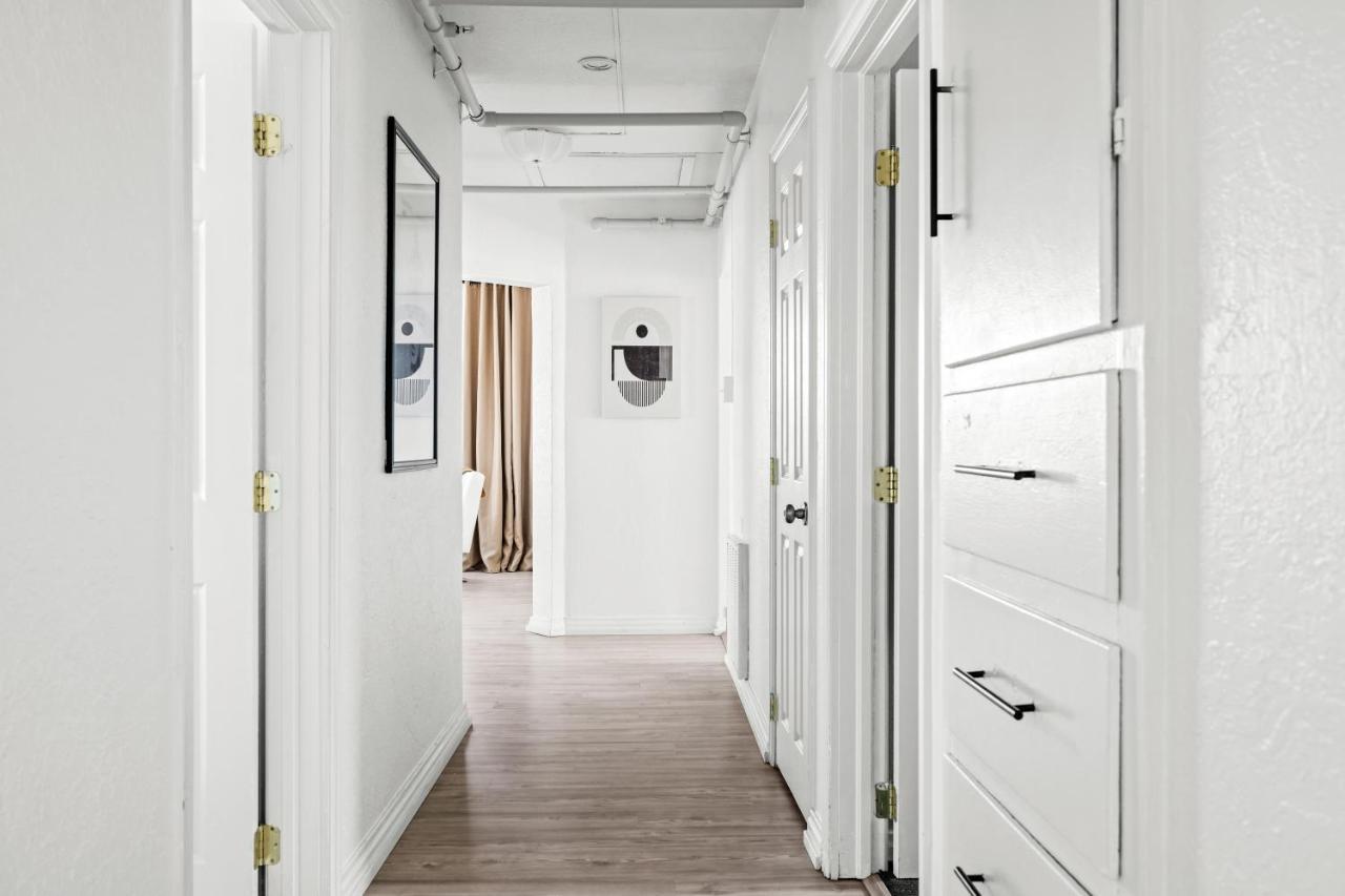 Bright & Modern Retreat - King Beds - Sloans *