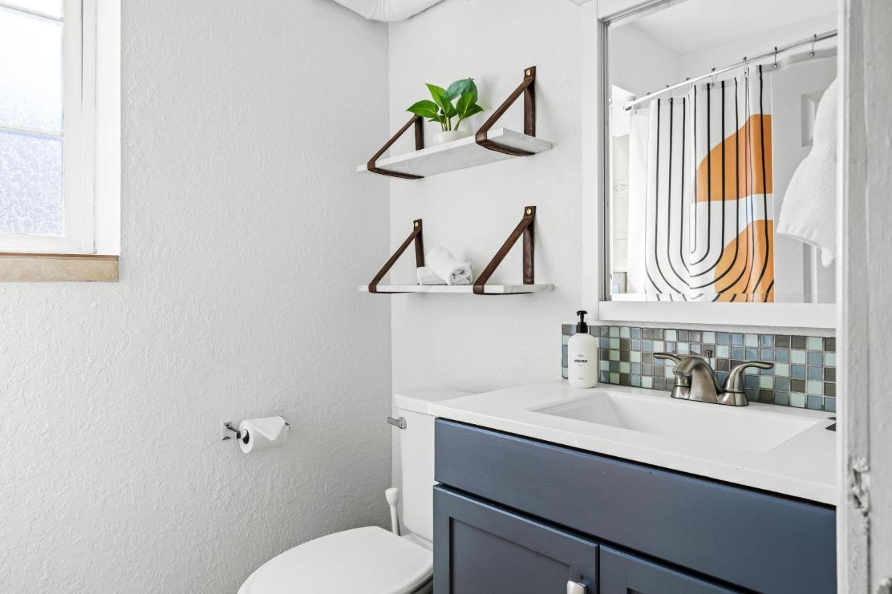 Bright & Modern Retreat - King Beds - Sloans Apartment