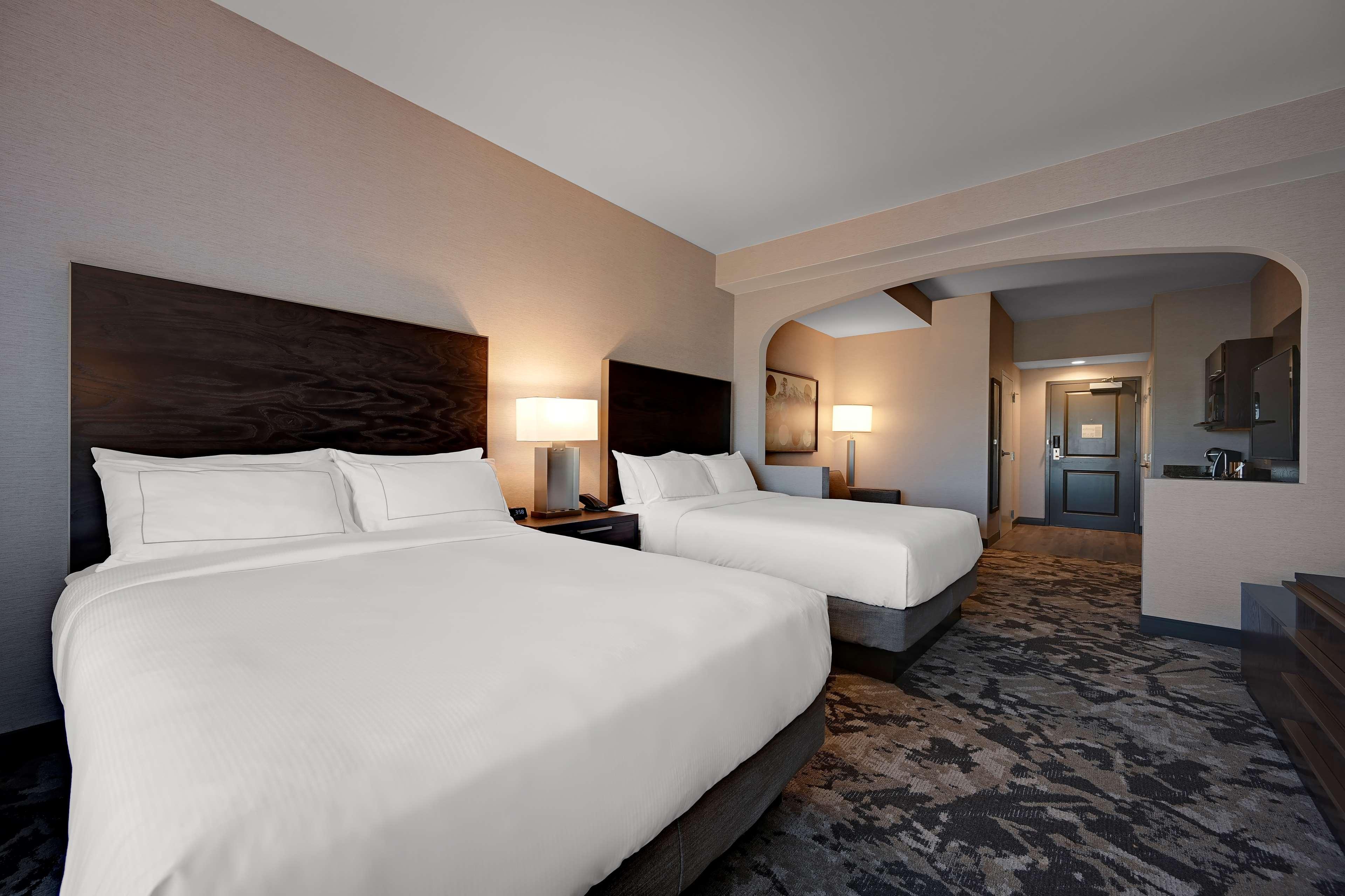 Doubletree By Hilton International Airport, Co Hotel 4*