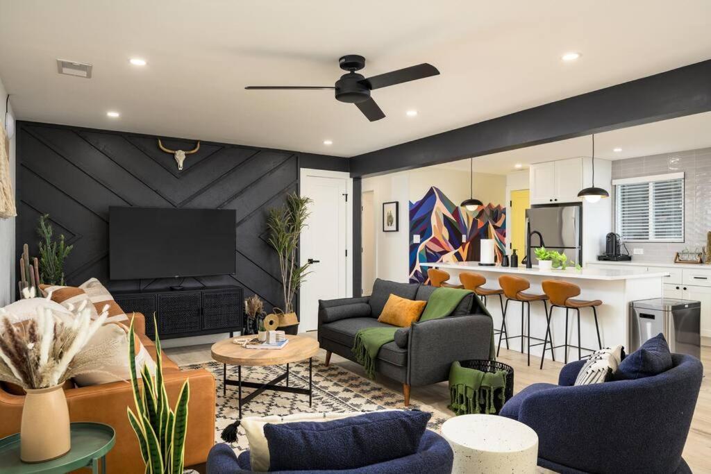 Wild West Disco Haus! Sleeps 12, Hot Tub + Gym! Holiday home Denver