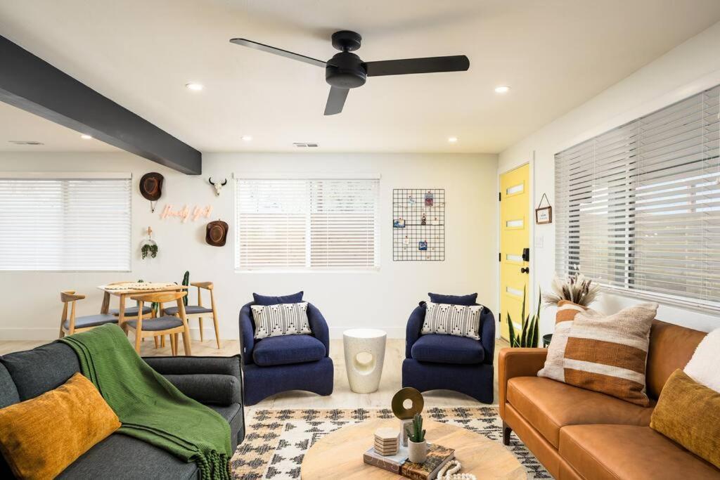 Wild West Disco Haus! Sleeps 12, Hot Tub + Gym!
