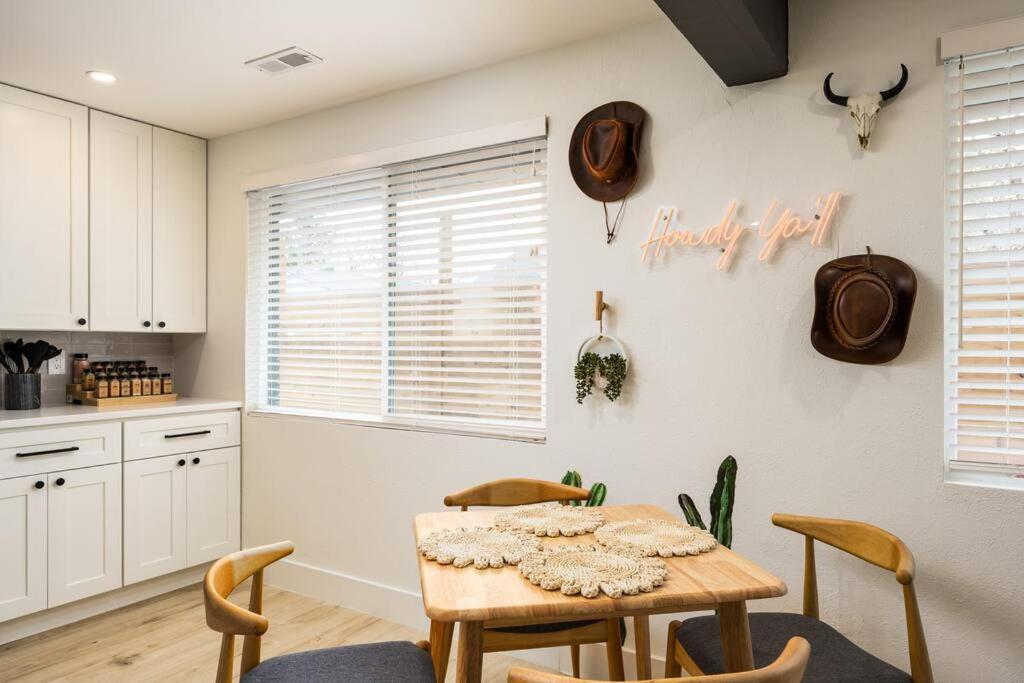 Wild West Disco Haus! Sleeps 12, Hot Tub + Gym! *