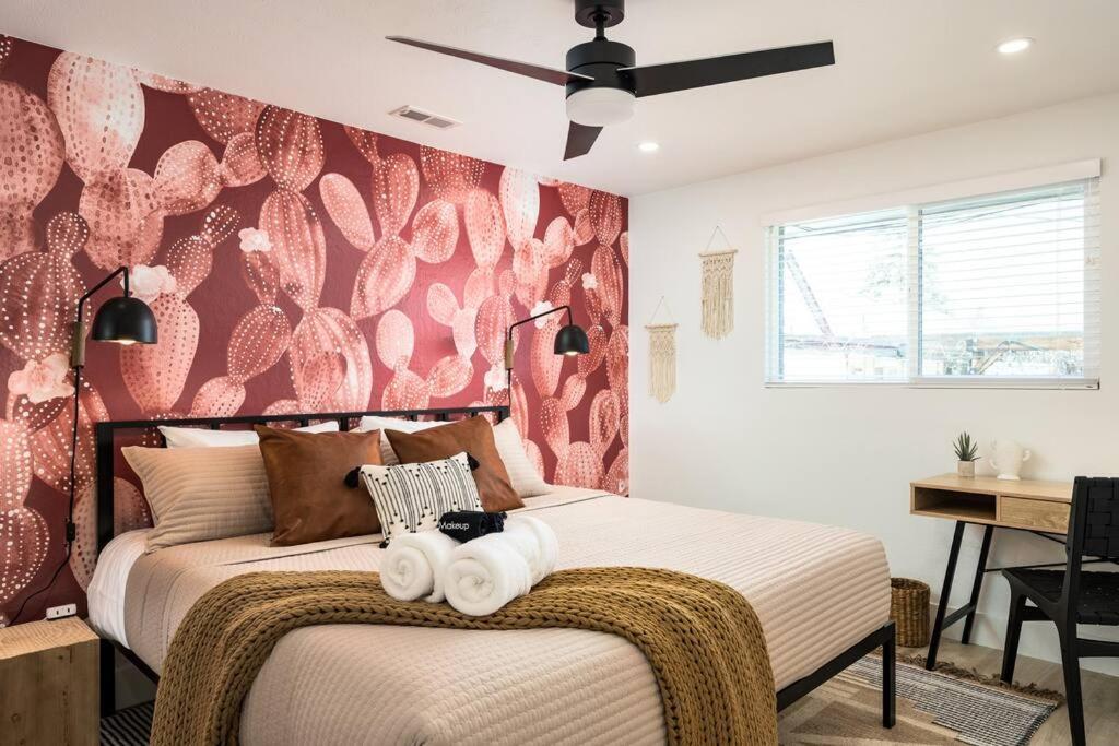 Wild West Disco Haus! New Hot Tub, Patio + Gym Holiday home *