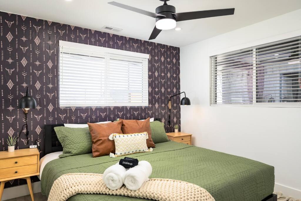 Wild West Disco Haus! Sleeps 12, Hot Tub + Gym! Holiday home *