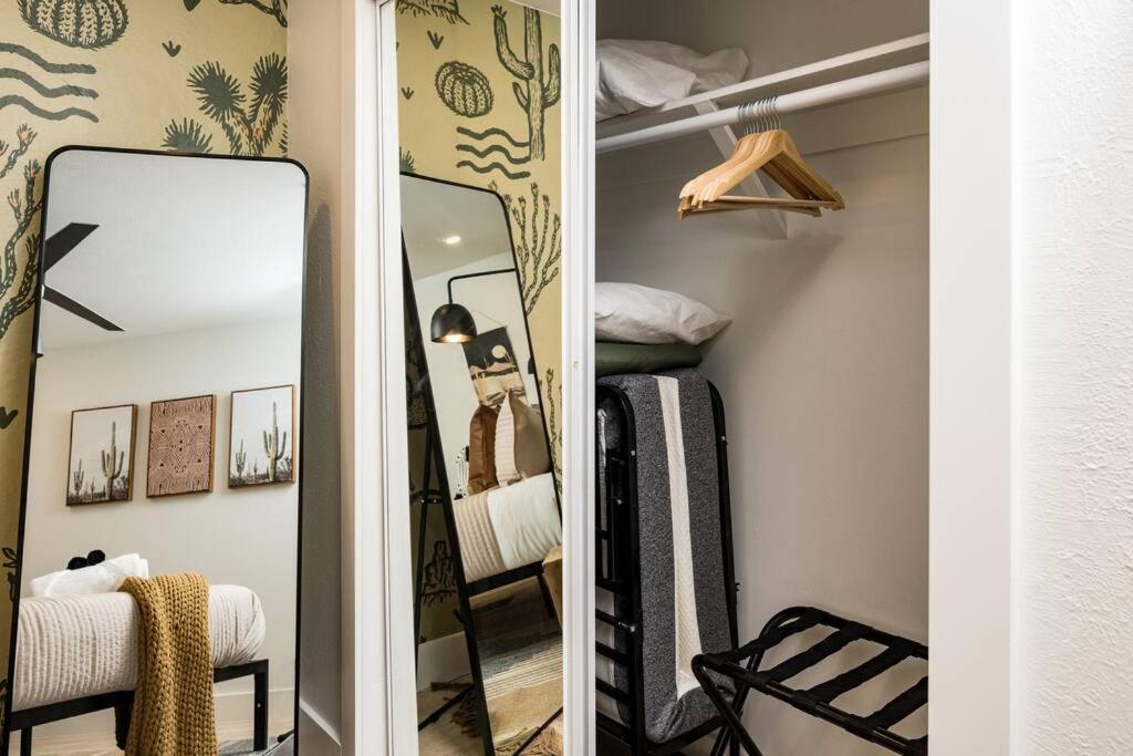 Wild West Disco Haus! Sleeps 12, Hot Tub + Gym! *