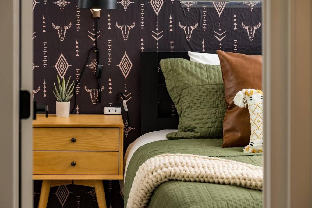Wild West Disco Haus! Sleeps 12, Hot Tub + Gym! Holiday home