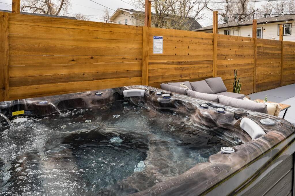 Holiday home Wild West Disco Haus! Sleeps 12, Hot Tub + Gym!