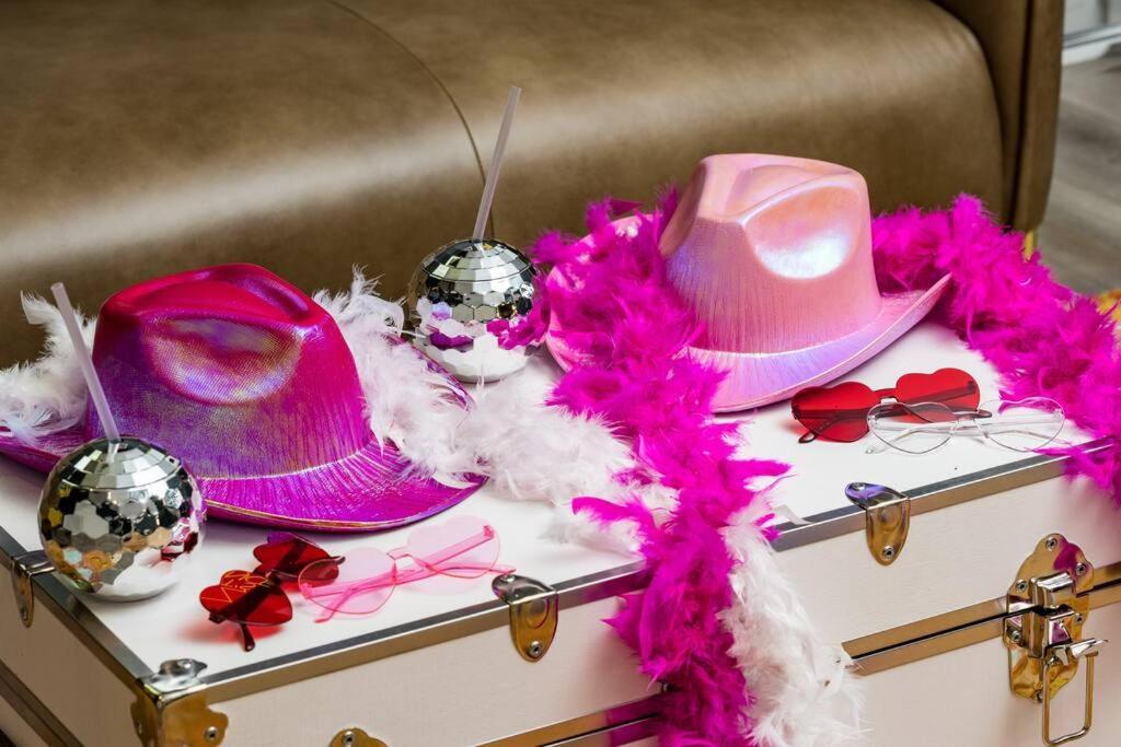 Wild West Disco Haus! New Hot Tub, Patio + Gym Holiday home Denver