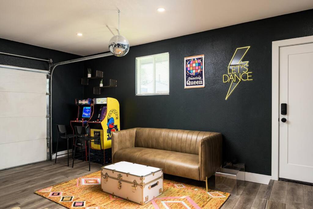 Holiday home Wild West Disco Haus! New Hot Tub, Patio + Gym *