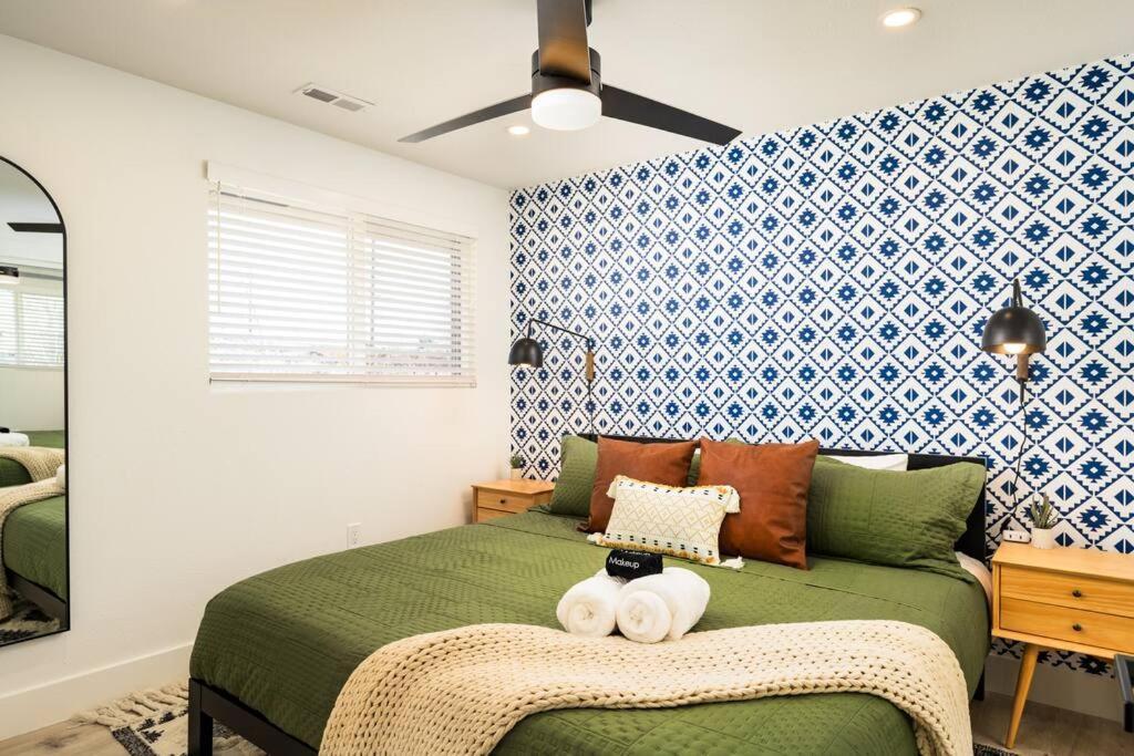 Wild West Disco Haus! Sleeps 12, Hot Tub + Gym! Holiday home Denver