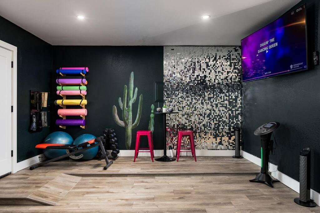 Wild West Disco Haus! New Hot Tub, Patio + Gym Holiday home Denver
