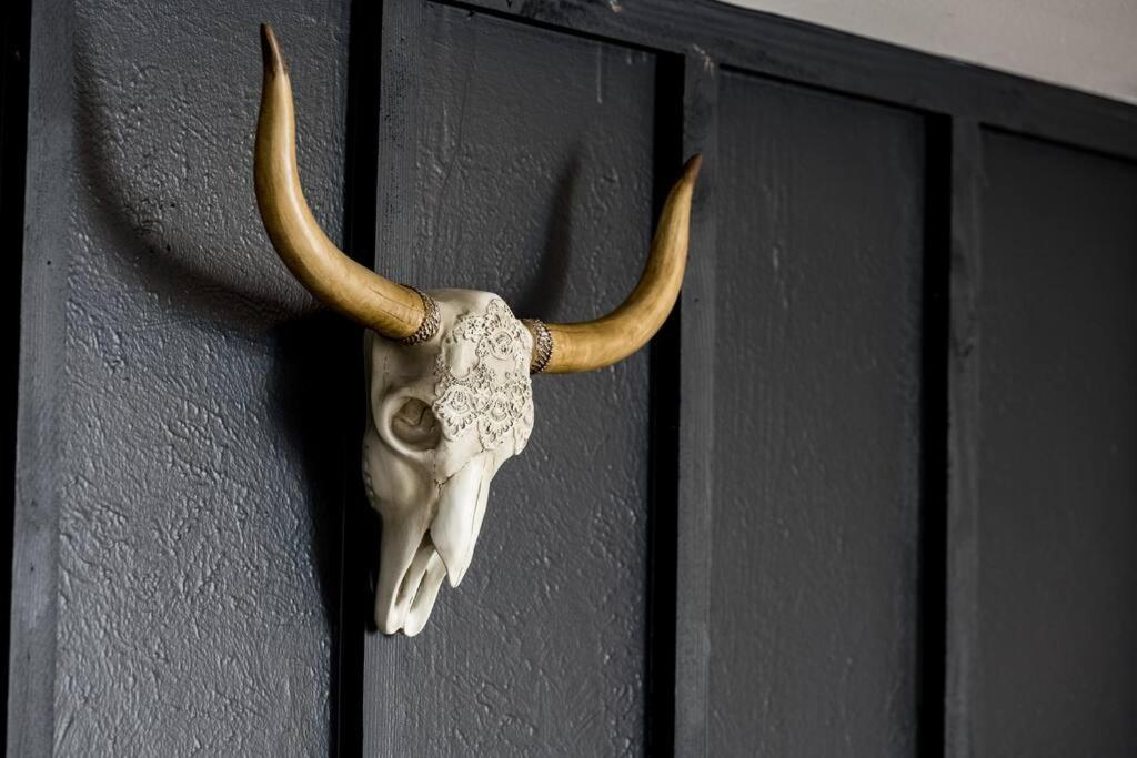 Wild West Disco Haus! Sleeps 12, Hot Tub + Gym! Holiday home *
