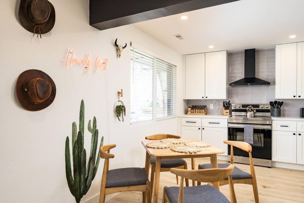 Wild West Disco Haus! Sleeps 12, Hot Tub + Gym!