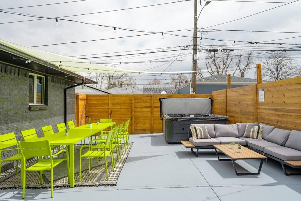Wild West Disco Haus! Sleeps 12, Hot Tub + Gym! Holiday home