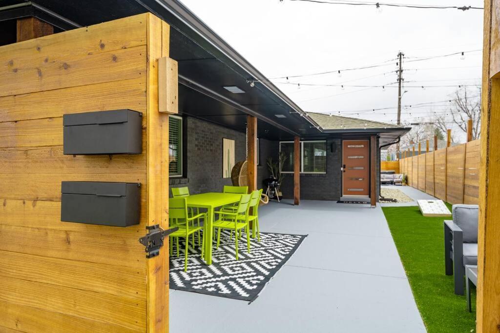 Wild West Disco Haus! Sleeps 12, Hot Tub + Gym! *