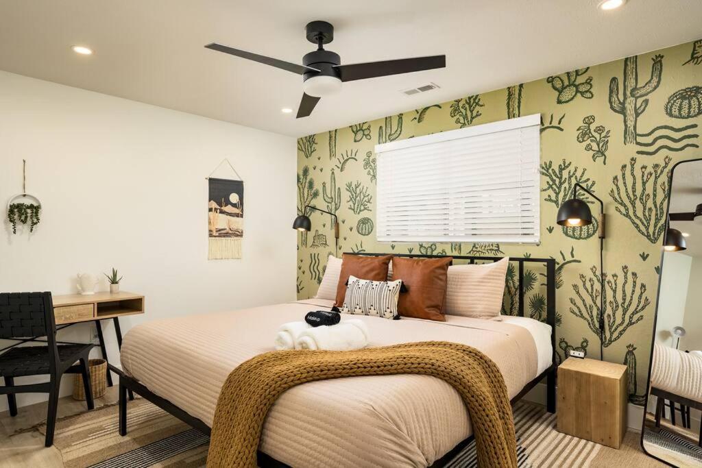Wild West Disco Haus! Sleeps 12, Hot Tub + Gym!