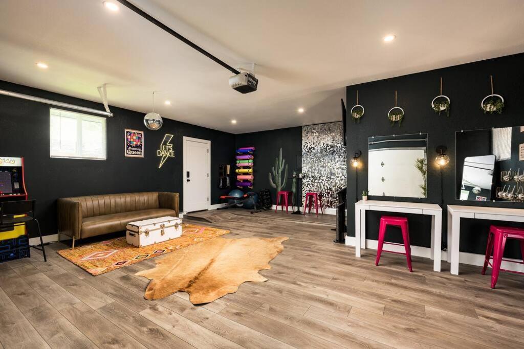Wild West Disco Haus 2! New Hot Tub, Patio + Gym Holiday home Denver
