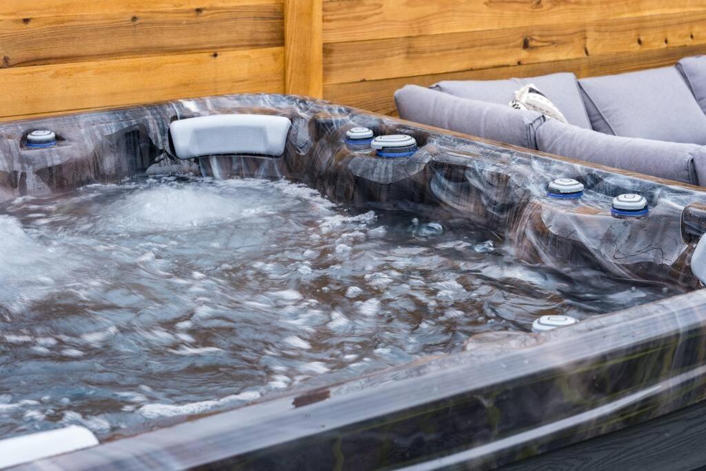 Wild West Disco Haus! New Hot Tub, Patio + Gym Holiday home *