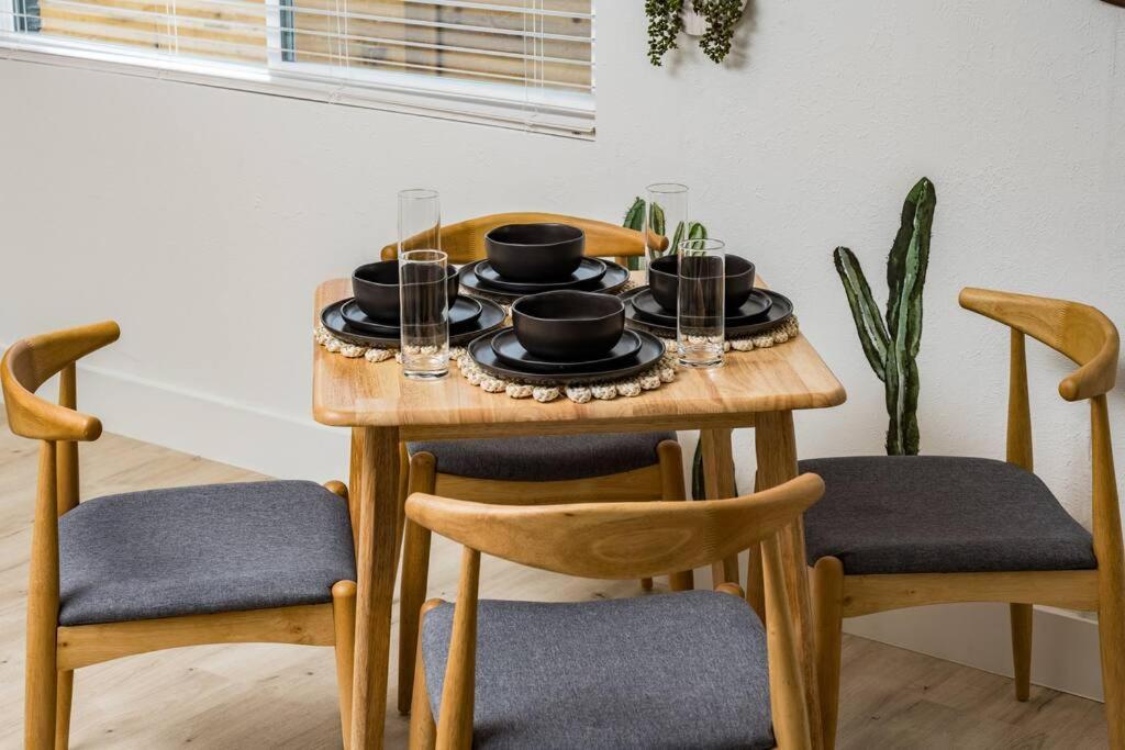 Wild West Disco Haus! Sleeps 12, Hot Tub + Gym! Holiday home