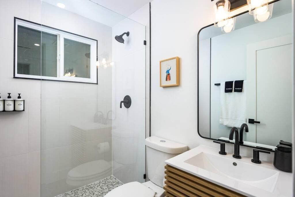 Wild West Disco Haus! Sleeps 12, Hot Tub + Gym!