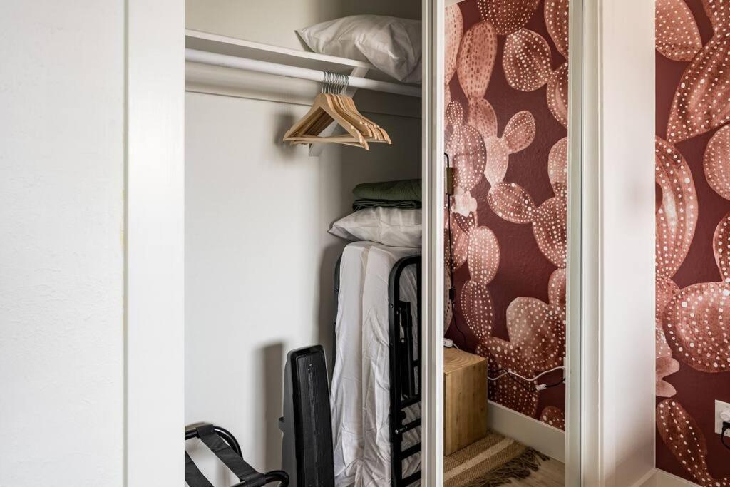 Wild West Disco Haus! Sleeps 12, Hot Tub + Gym! Denver