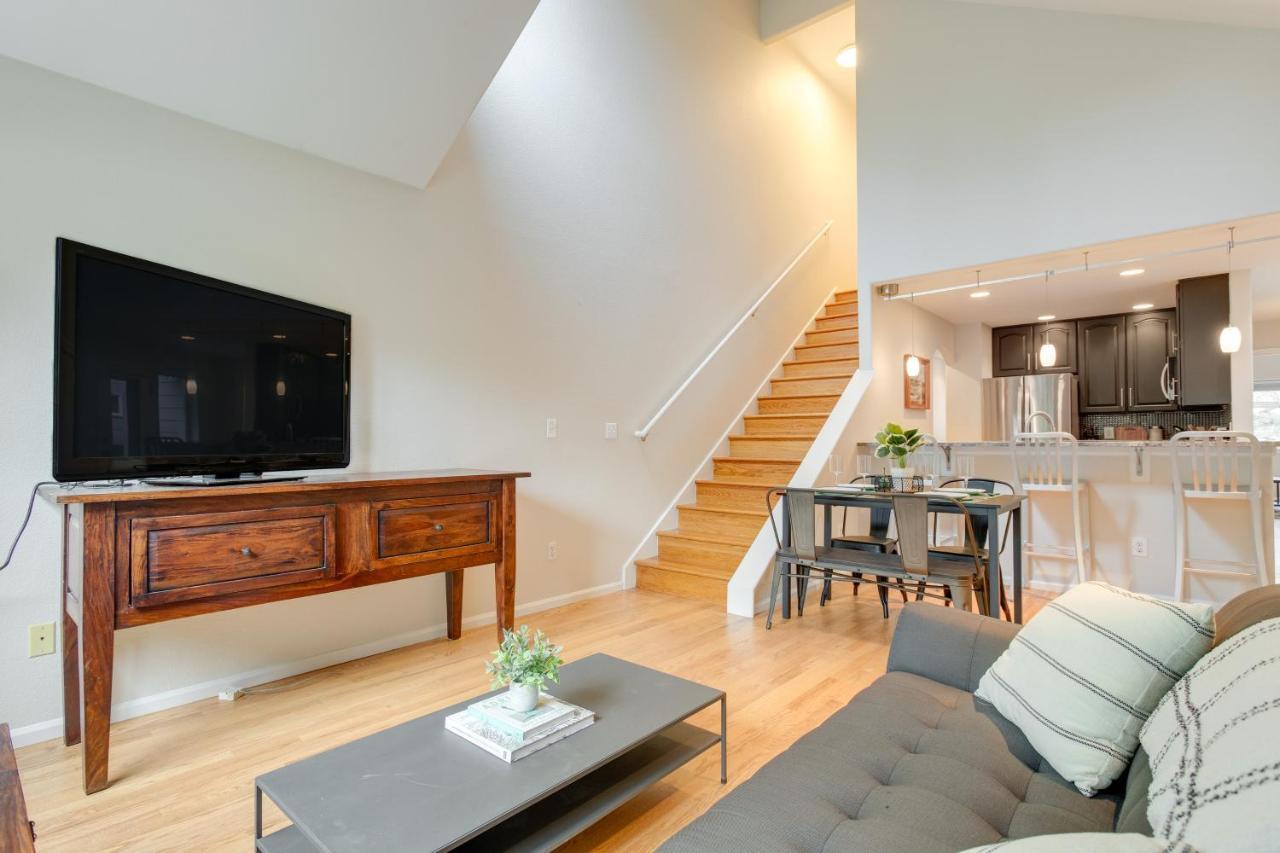 Holiday home Stylish Retreat With Patio, 1 Mi To Downtown!