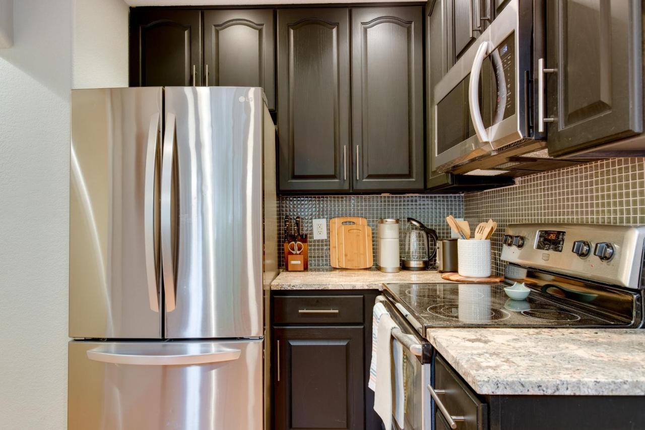 Stylish Retreat With Patio, 1 Mi To Downtown! Holiday home