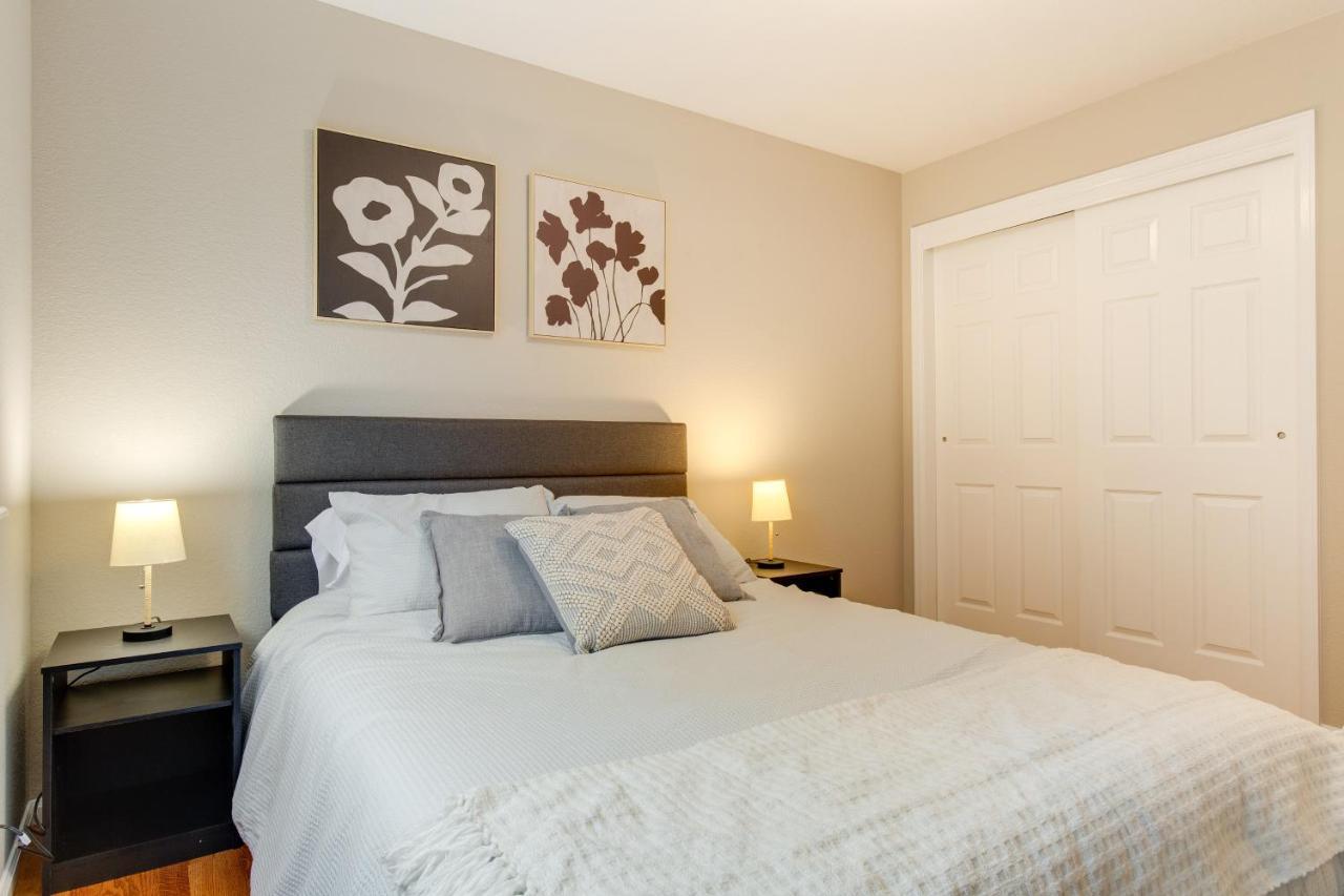 Stylish Retreat With Patio, 1 Mi To Downtown! Holiday home *