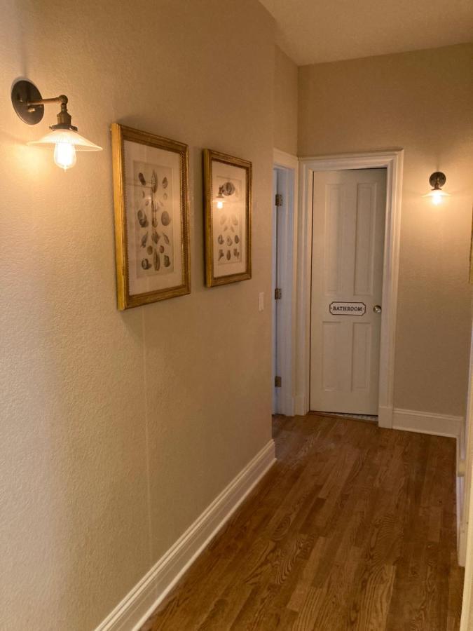 Pineapple House, Romantic 3 Bed 2 Bath Apt, Sleeps 6! Private Balcony! Center! Free Parking!