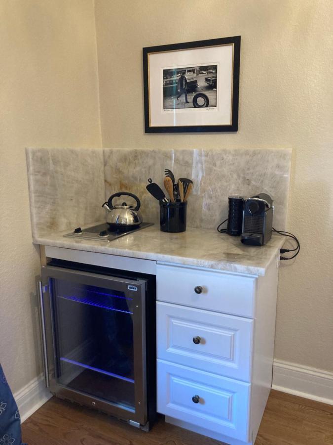Pineapple House, Romantic 3 Bed 2 Bath Apt, Sleeps 6! Private Balcony! Center! Free Parking! *