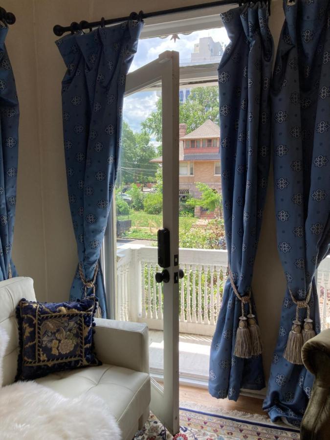 Pineapple House, Romantic 3 Bed 2 Bath Apt, Sleeps 6! Private Balcony! Center! Free Parking!
