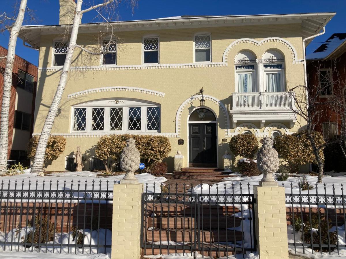 Apartment Pineapple House, Romantic 3 Bed 2 Bath Apt, Sleeps 6! Private Balcony! Center! Free Parking! *