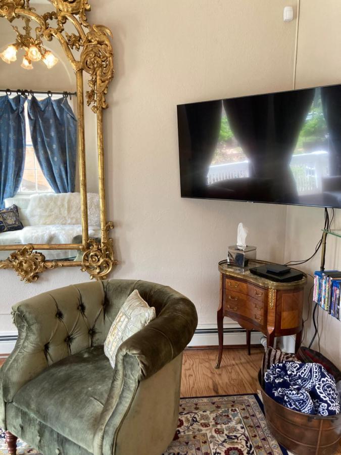 Pineapple House, Romantic 3 Bed 2 Bath Apt, Sleeps 6! Private Balcony! Center! Free Parking! Apartment *