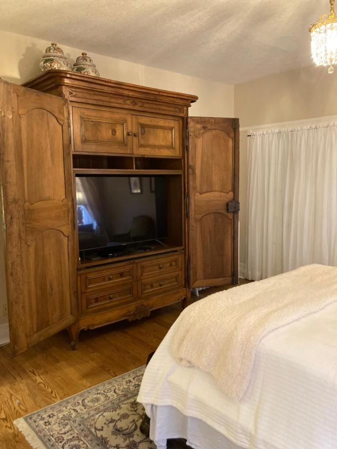 Pineapple House, Romantic 3 Bed 2 Bath Apt, Sleeps 6! Private Balcony! Center! Free Parking! Apartment *