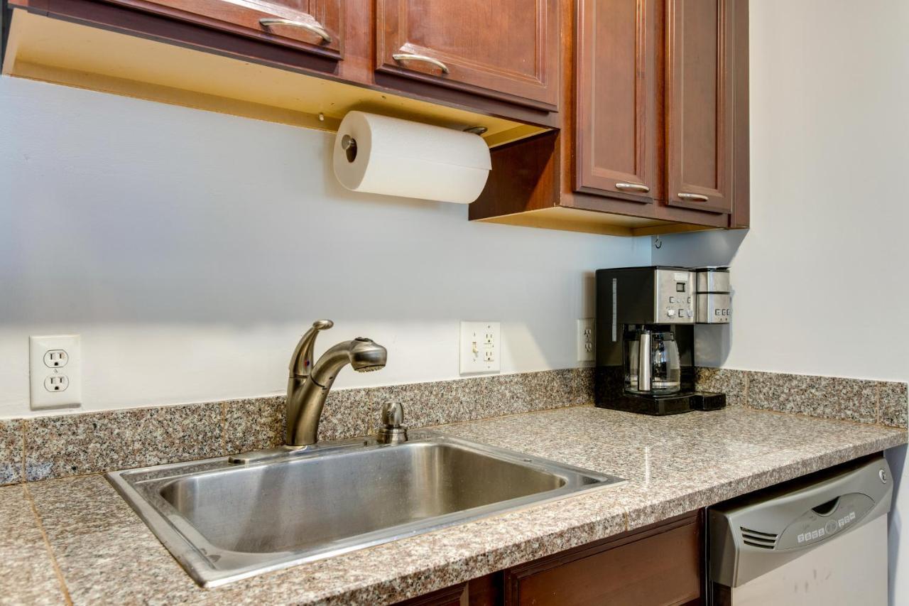 Ideally Located Townhome With Deck! Holiday home