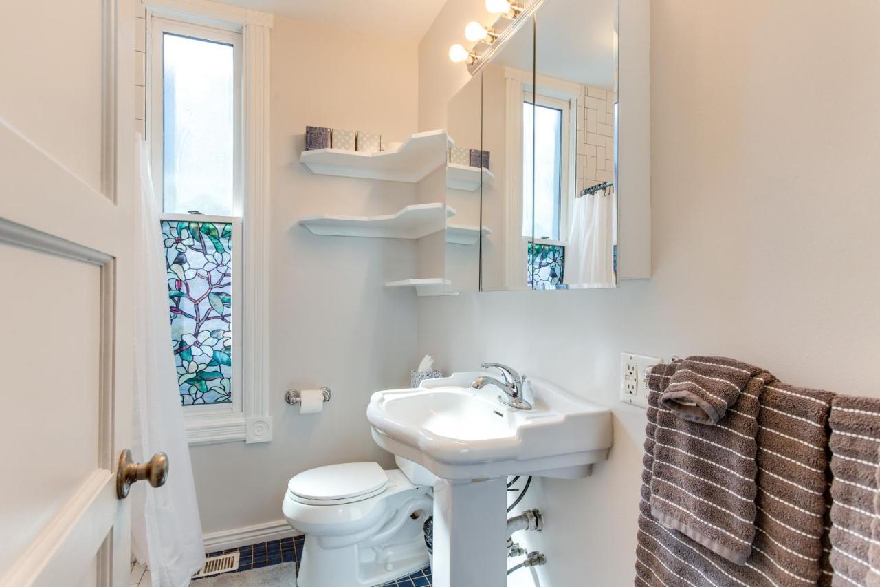 Ideally Located Townhome With Deck! Holiday home *