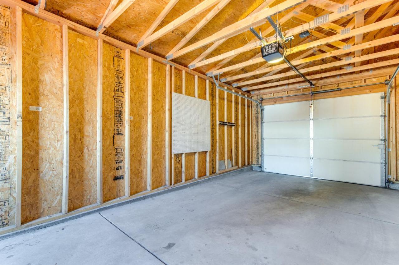 Ideally Located Townhome With Deck! Holiday home *