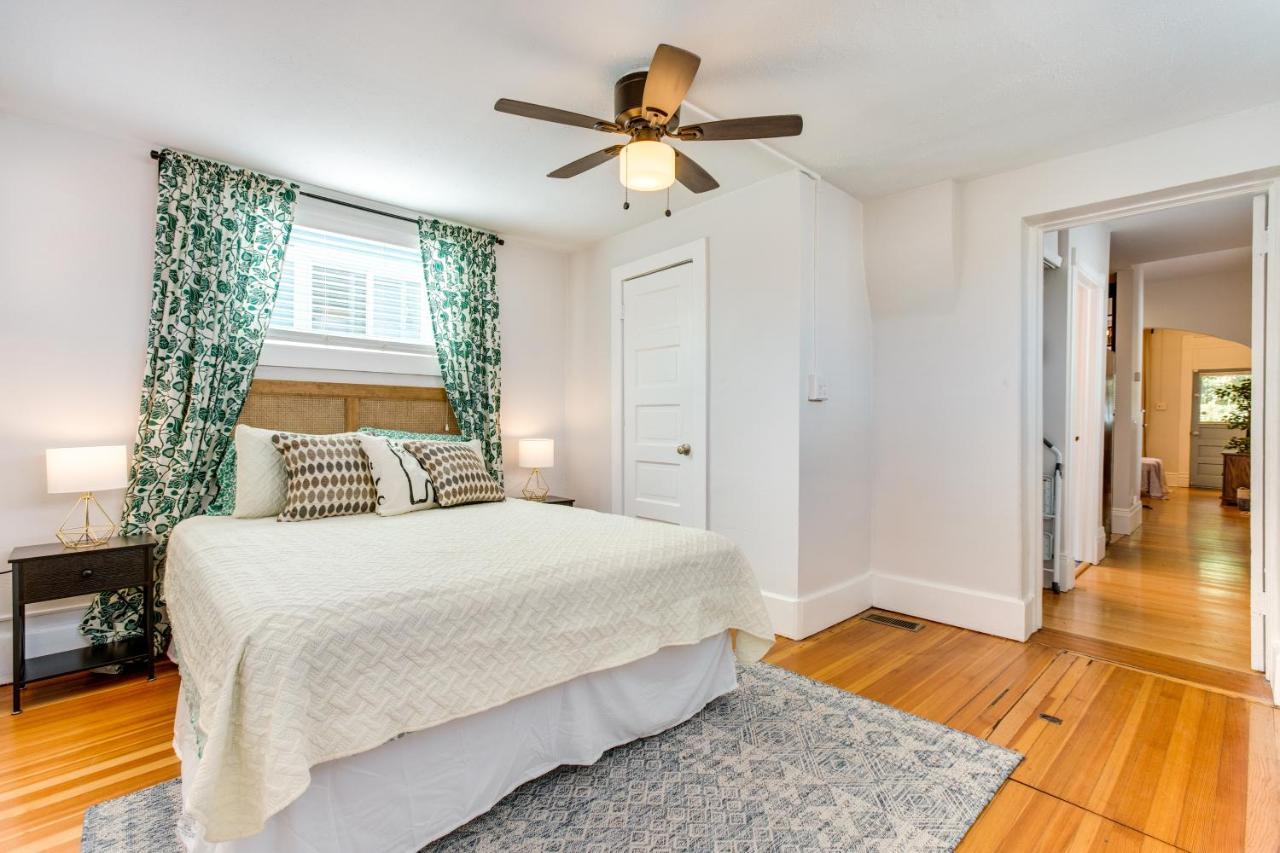 Ideally Located Townhome With Deck! Holiday home *