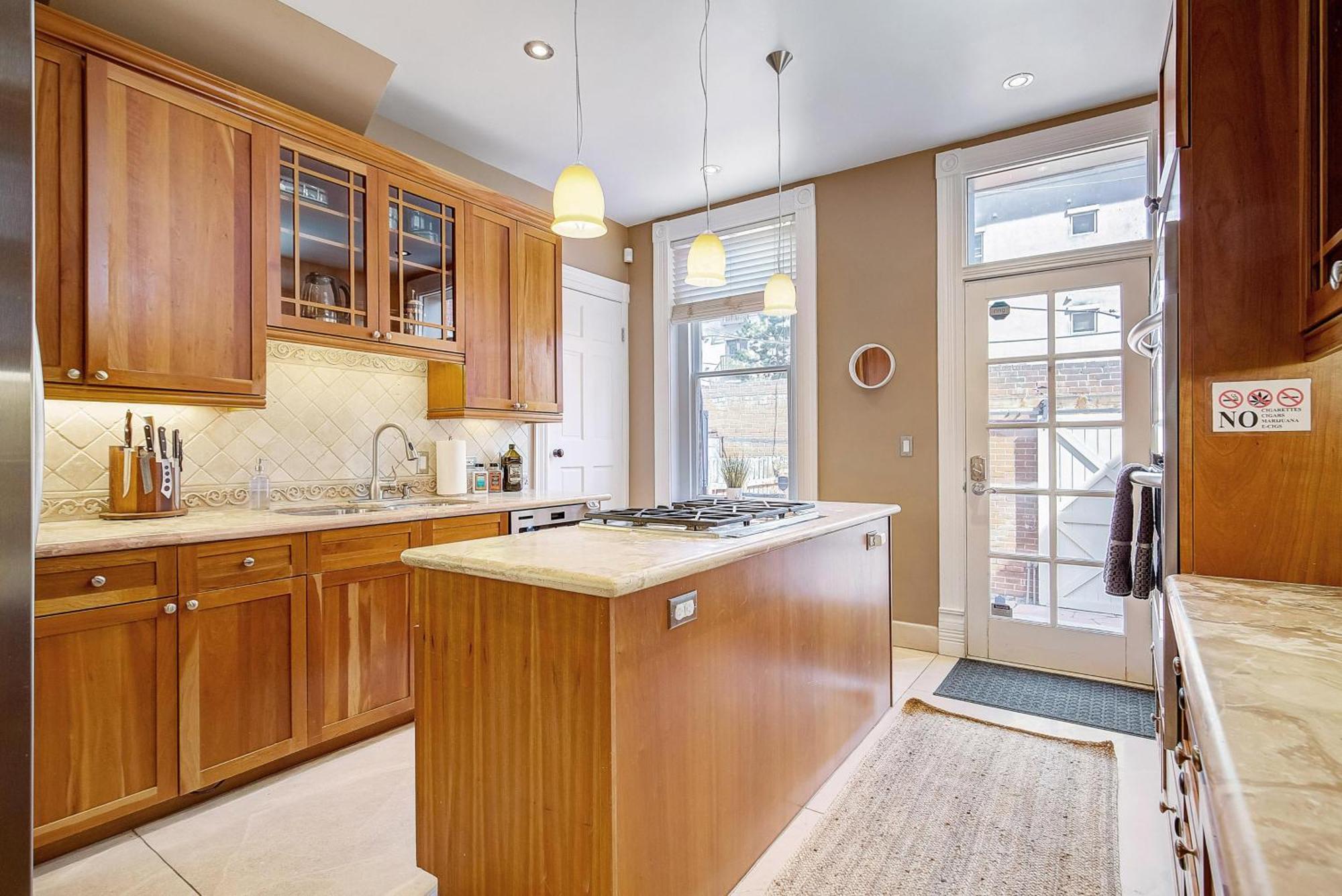 Stunning Historic - Dt Location! - Sleeps 8 Apartment *