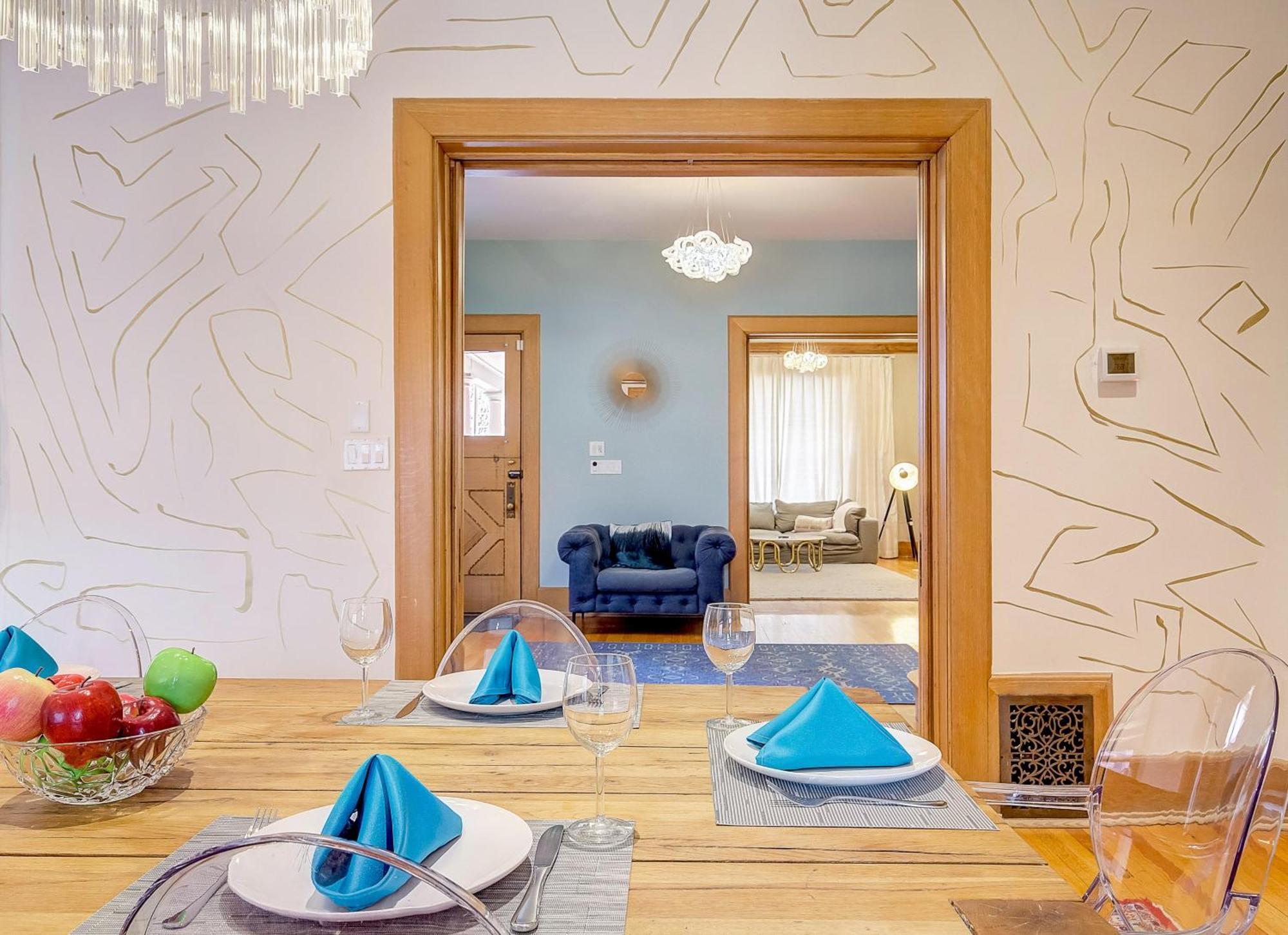 Apartment Stunning Historic - Dt Location! - Sleeps 8 *
