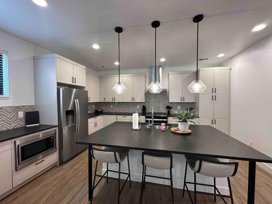 Spacious Th W/ Firepit, Mountain Views & Garage *