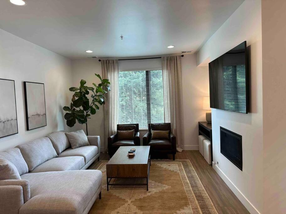 Spacious Th W/ Firepit, Mountain Views & Garage Holiday home